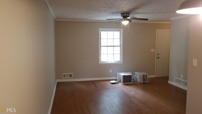 Foto del edificio - 303 Cedar Creek Rd