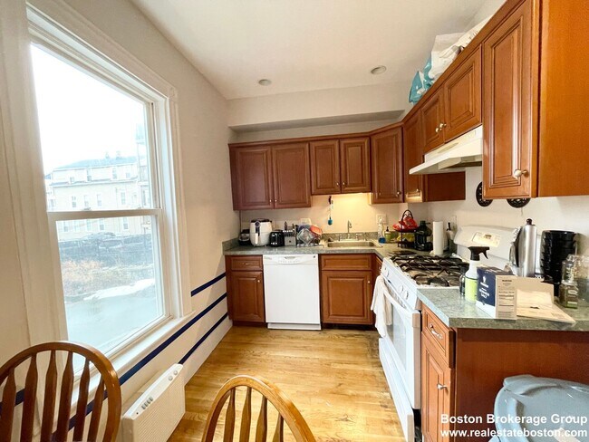 Building Photo - Mission Hill Area.  Recently Renovated, Ea...