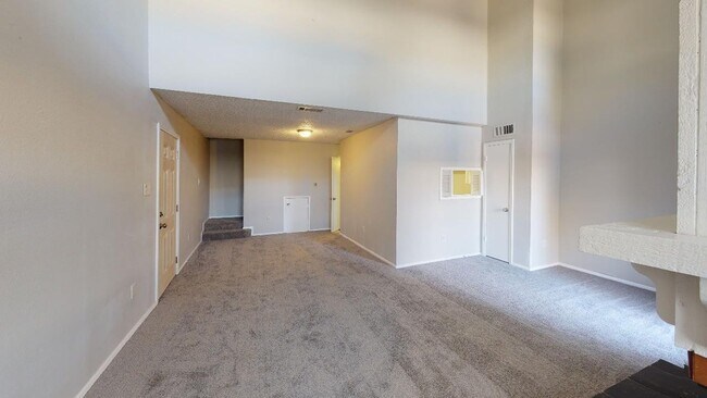 Foto del edificio - Two story townhouse style unit! Bedroom on...