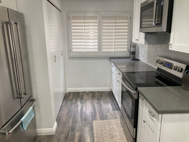 Foto del edificio - Beachside Furnished Retreat! Remodeled 2BD/2BA Condo Steps from the Sand!
