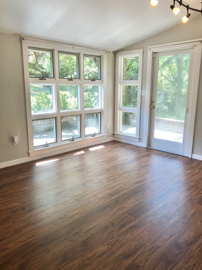 Building Photo - 184 Moraga Way