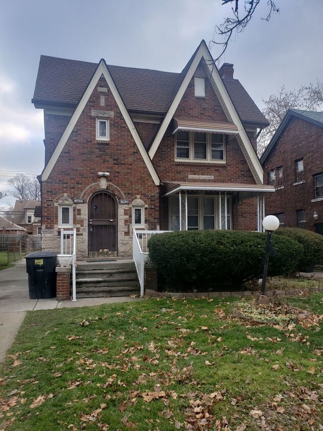 14430 Mansfield St Unit Lower, Detroit, MI 48227 Room for Rent in