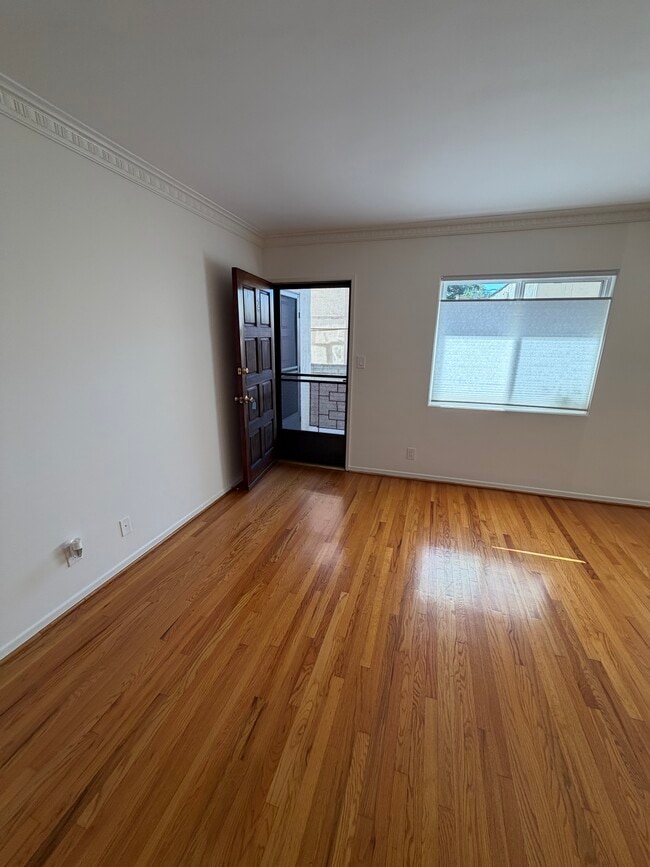 Entry - 852 N Cherokee Ave