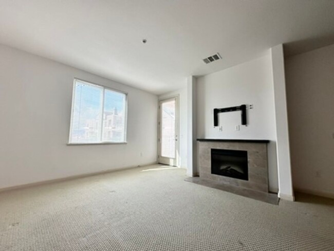 Foto del edificio - Beautiful, Modern 2 Bed 2 Bath + Bonus Roo...