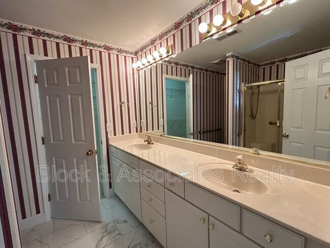 Foto del edificio - 7500 Riverside Ct