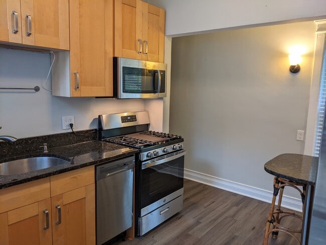 Building Photo - 837 Judson Ave