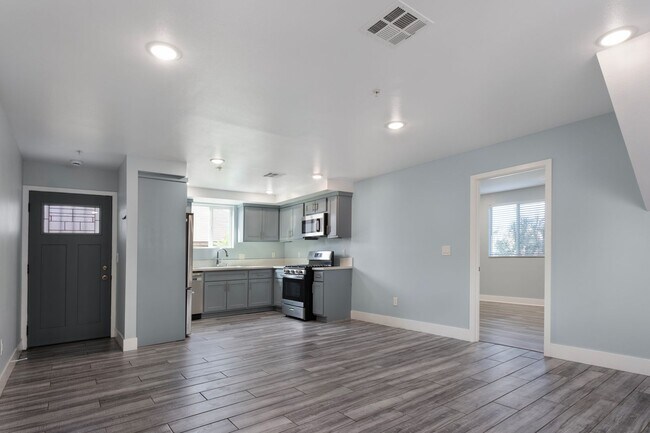 Foto del edificio - Beautiful 4 Bed / 3 Bath apartment with PARKING & IN-UNIT LAUNDRY!