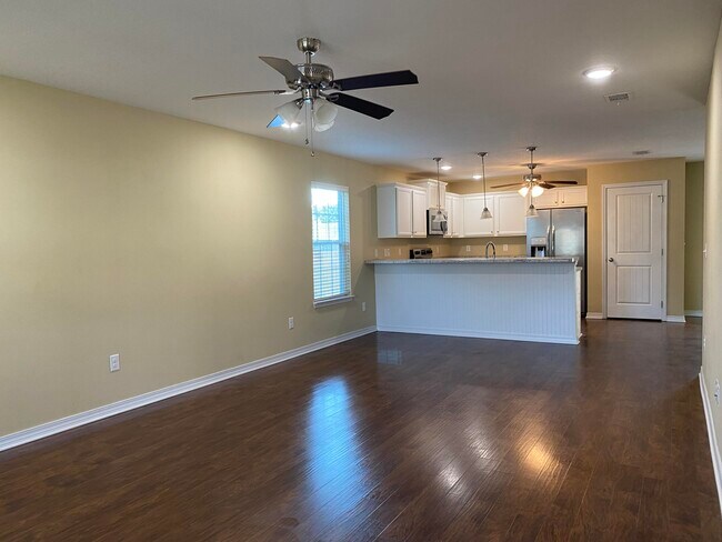 Building Photo - 501 Eisenhower Dr