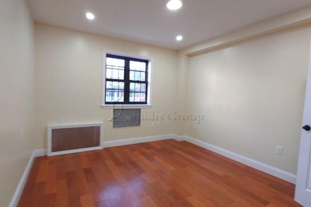 Foto del edificio - 4 bedroom in ASTORIA NY 11103