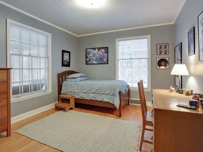 Building Photo - "Charming 3-Bed Home with Granite Elegance...