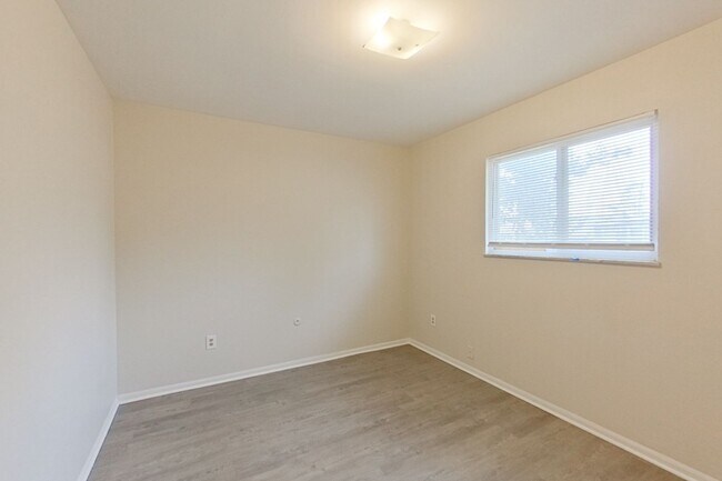 Foto del edificio - 2450-2452 Hiawatha St