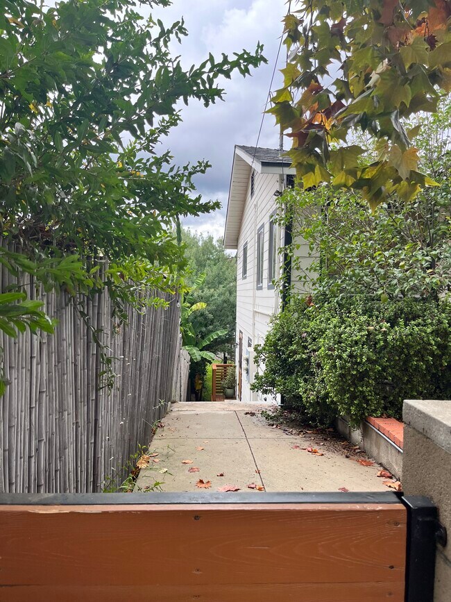 Foto del edificio - 6155 Strickland Ave