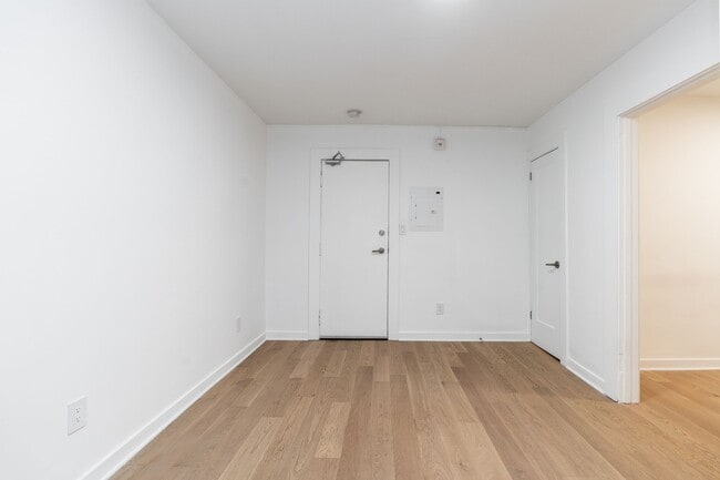Building Photo - 28 Balmoral Avenue
