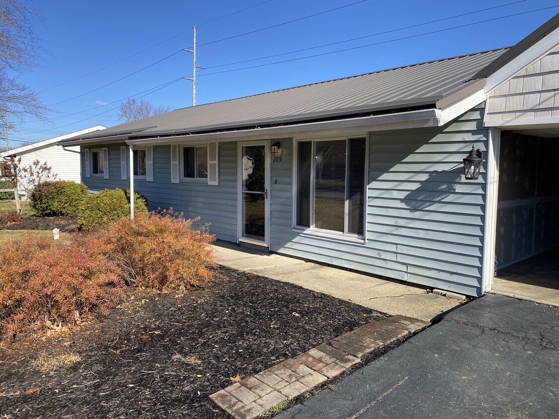 205 Sherwood Drive - 205 Sherwood Dr