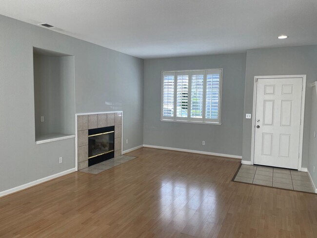 Foto del edificio - Bright 4 Bedroom 2.5 Bath Single Family Ho...