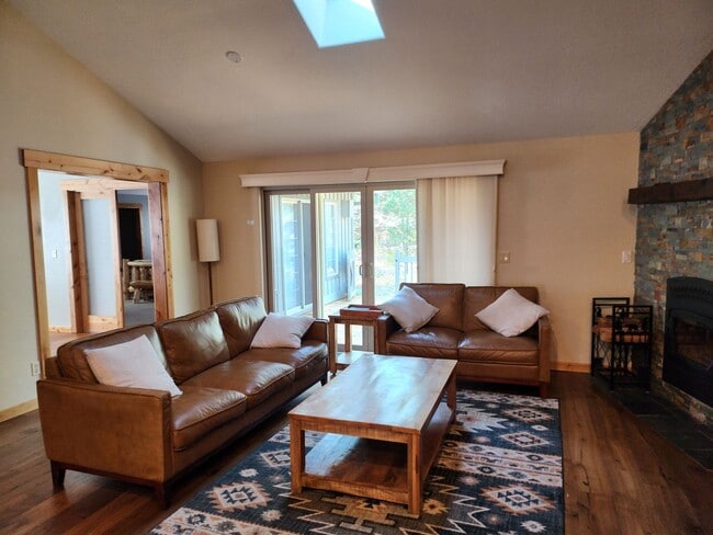 Building Photo - Seasonal Rental - Available through April ...