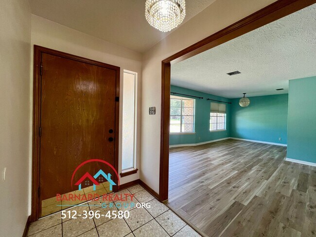 Foto del edificio - Available Early July: House Built for a Family