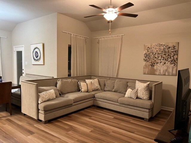 Sala de estar - 905 McCandles Rd