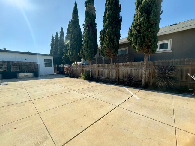 Building Photo - 711 32nd St