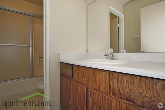 Baño - Orchard Park Apartments