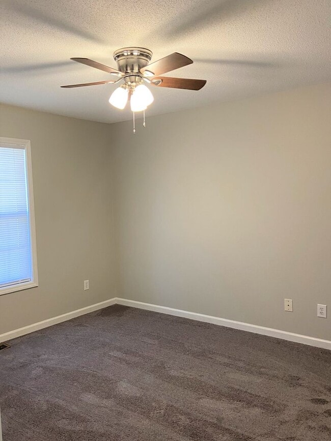 Building Photo - ~Cute 3-Bedroom home w/fenced backyard loc...