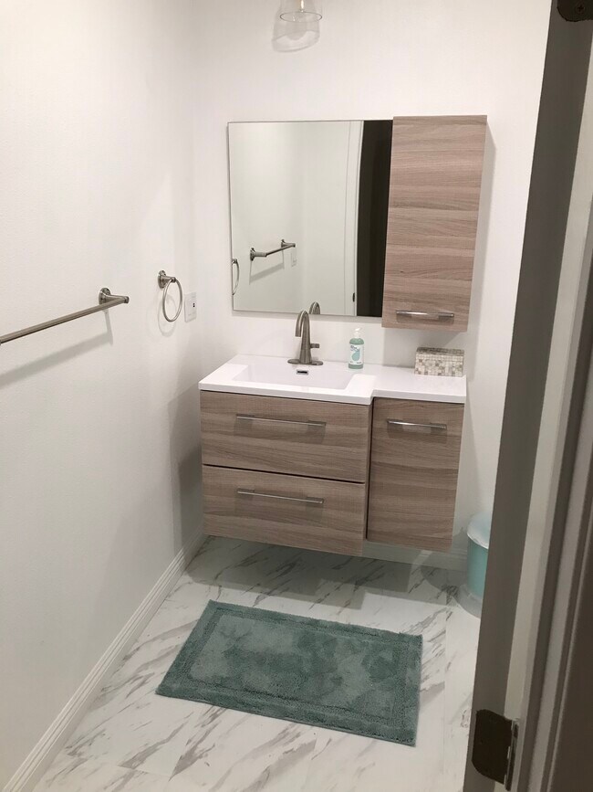 Foto del edificio - 4628 E 7th St