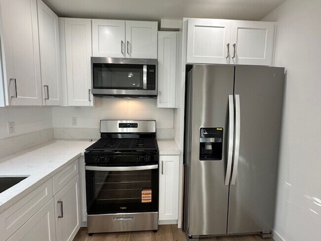 Foto del edificio - Completely remodeled and located on a quie...