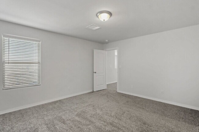 Building Photo - 4-Bed, 3.5-Bath Home in 79928