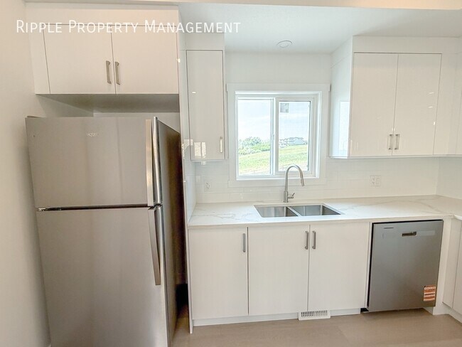 Photo du bâtiment - Modern 4 Beds, 3.5 Baths TownHouse - Upper...