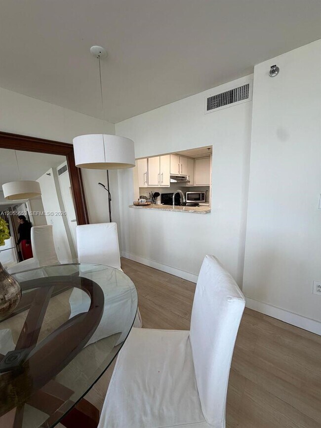 Foto del edificio - 540 Brickell Key Dr