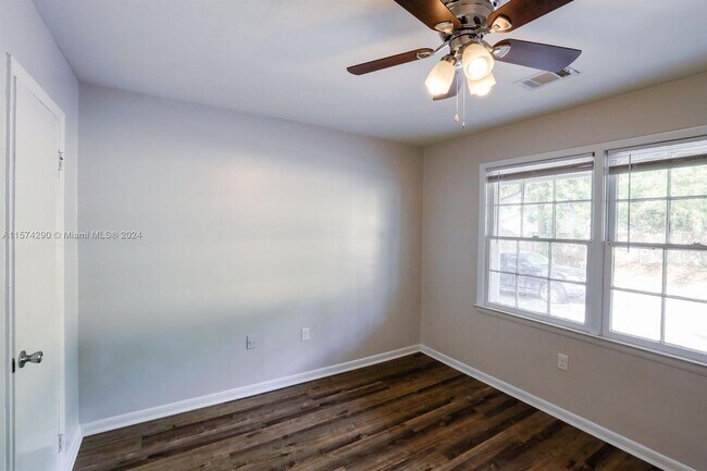 Foto del edificio - 406 Russell Pkwy