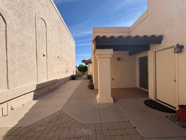 Foto del edificio - 2Bed/2Bath Townhouse in North Scottsdale! Ready for Immediate Move-In! -- 2 CAR GARAGE!