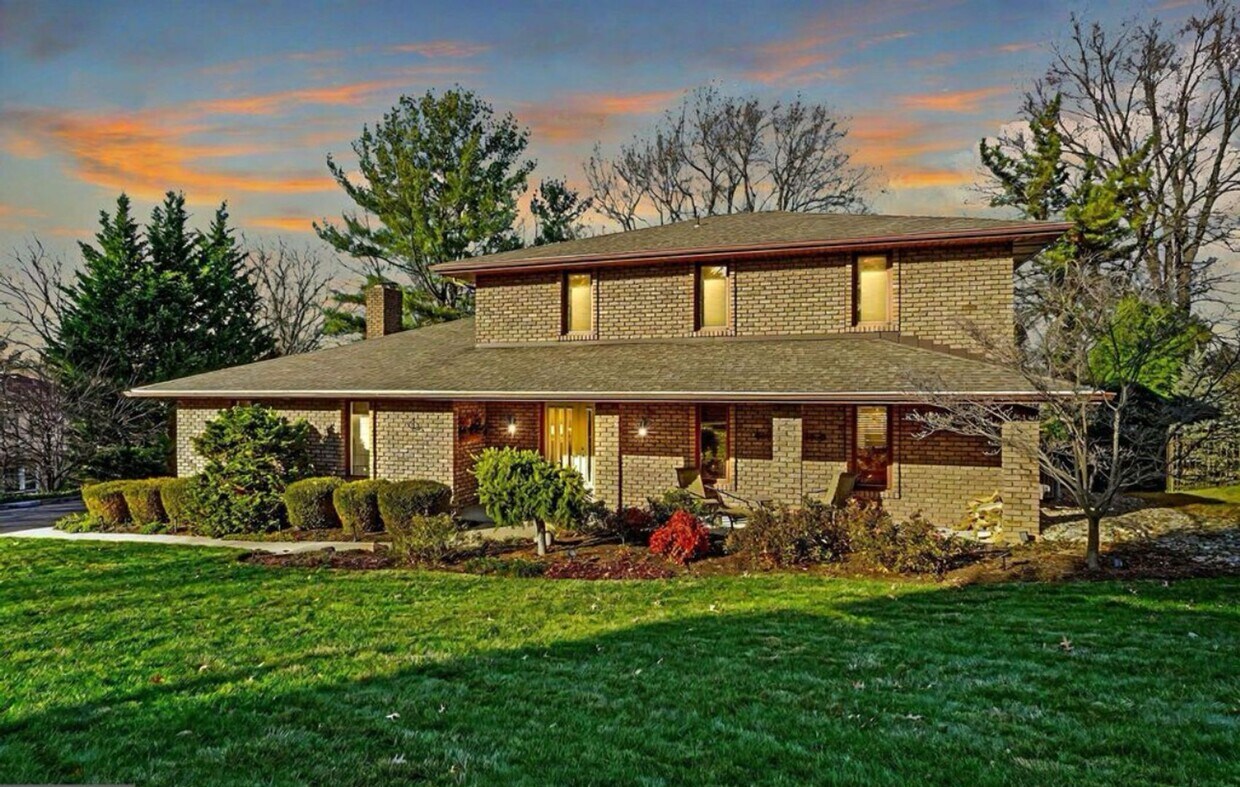 Primary Photo - Fabulous 4 bedroom! York Suburban school d...