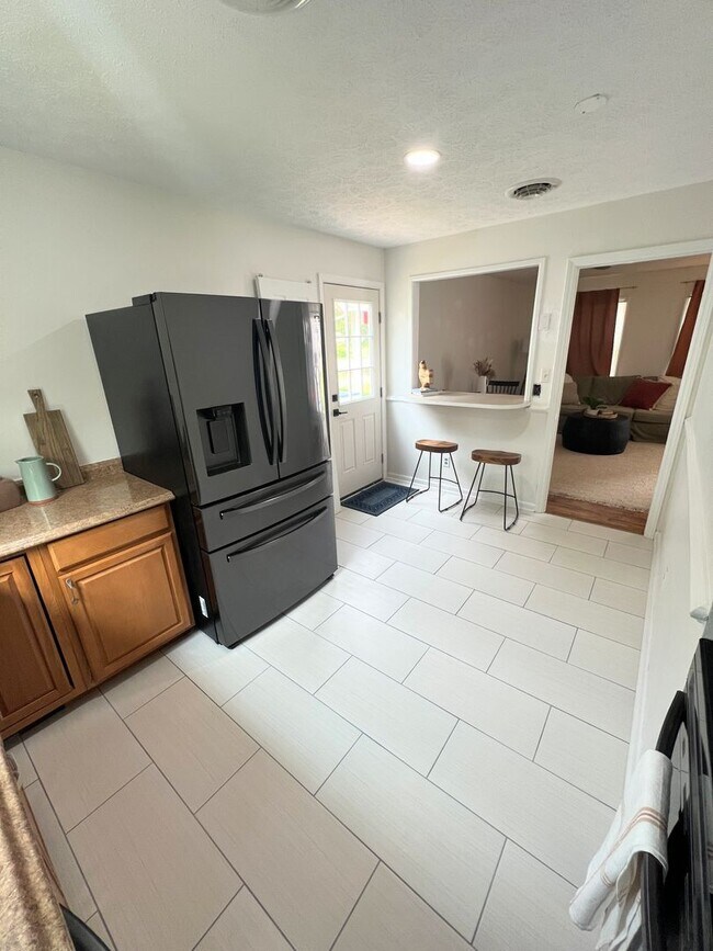 Building Photo - 4 Bedroom Home- 10 minutes from LU