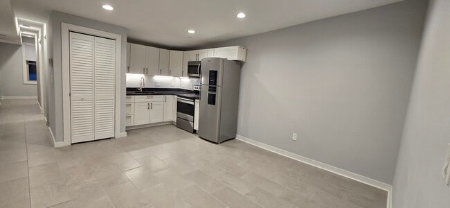 Building Photo - 605 E Girard Ave