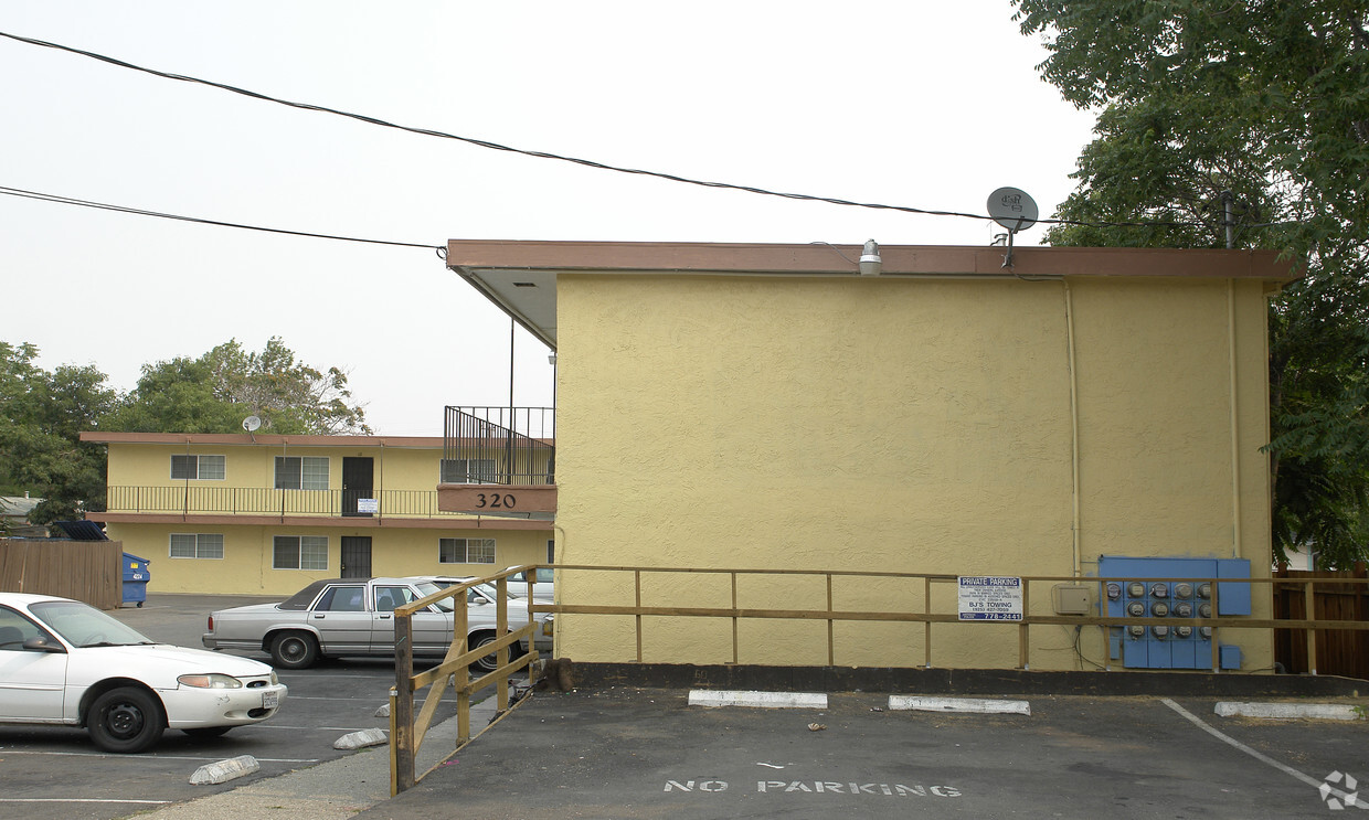 Building Photo - 320 W 20th St