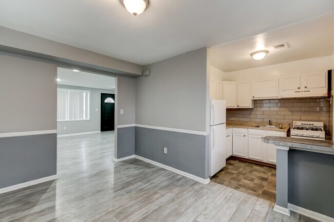 Building Photo - 7026 Hamlet Unit 1