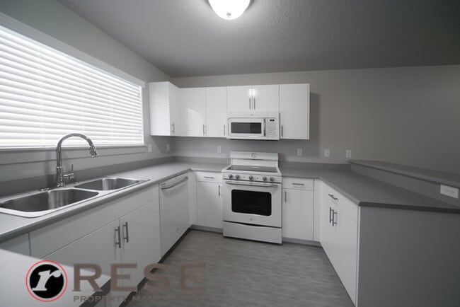 Building Photo - Beautiful Modern Orem Condo w free interne...