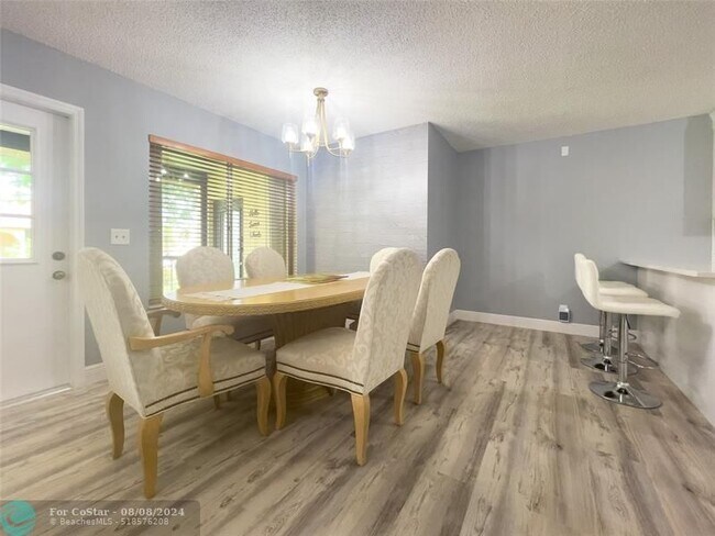 Foto del edificio - 340 Knotty Pine Cir