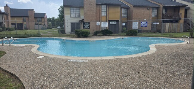 Foto del edificio - 9090 S Braeswood Blvd