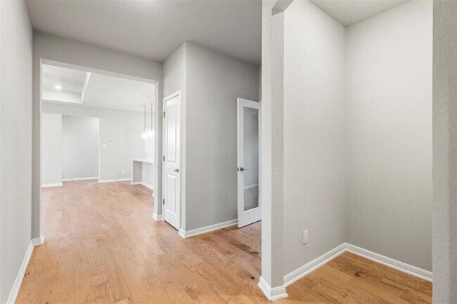 Building Photo - 204 Grn Knl Ln