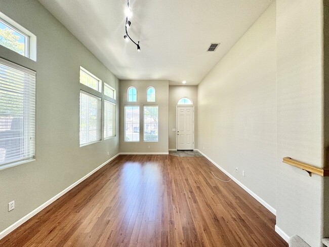 Building Photo - Beautiful 4 bedroom 3 bath in Roseville