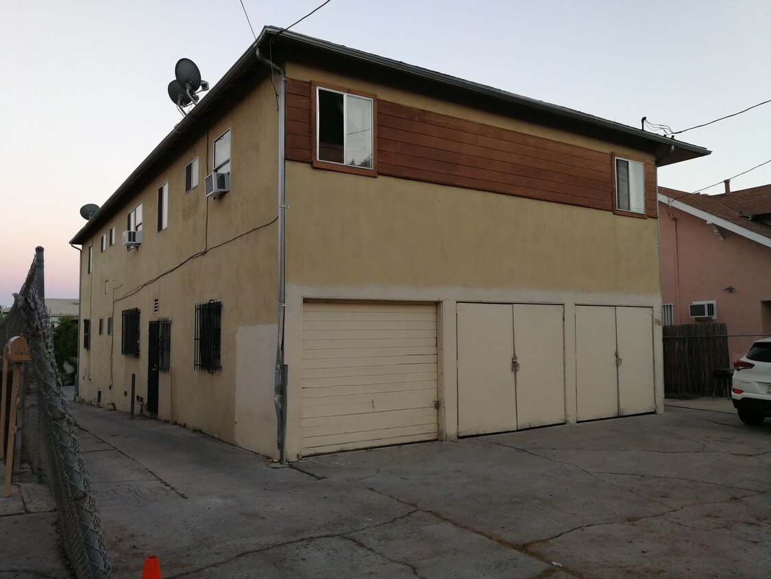 Primary Photo - 356 E Edgeware Rd