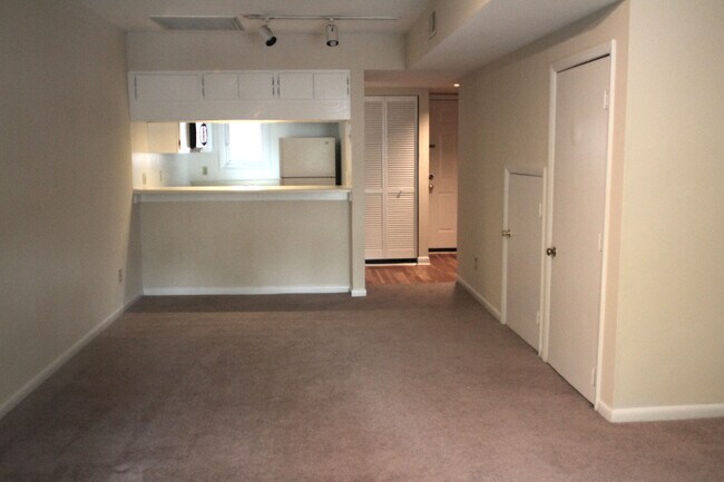 Foto del edificio - 2BR in Chancellor Square