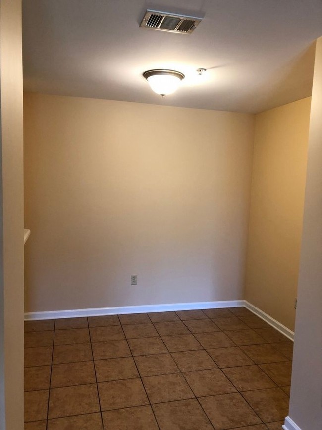Building Photo - 2 BR 2 BA Apartment - Near MTSU