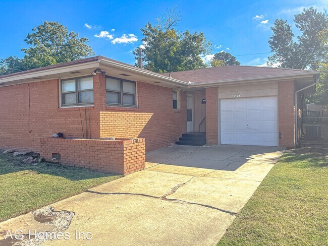 Building Photo - 3 br, 1 bath House - 1216 NE 48th St
