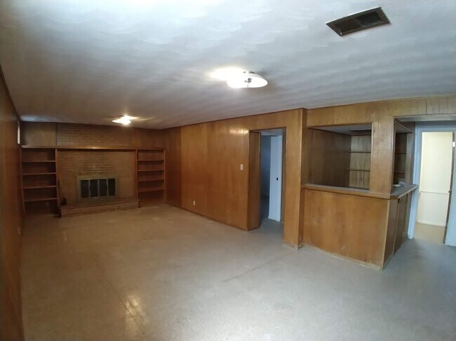 Sótano - 2766 E Euclid Ave