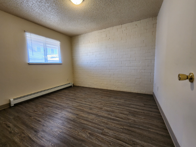 Foto del edificio - 734 Elmhurst Pl