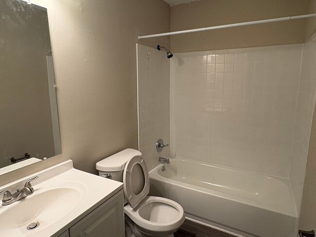 Building Photo - Newly Renovated 2 Bedroom 1.5 Bathroom Tow...