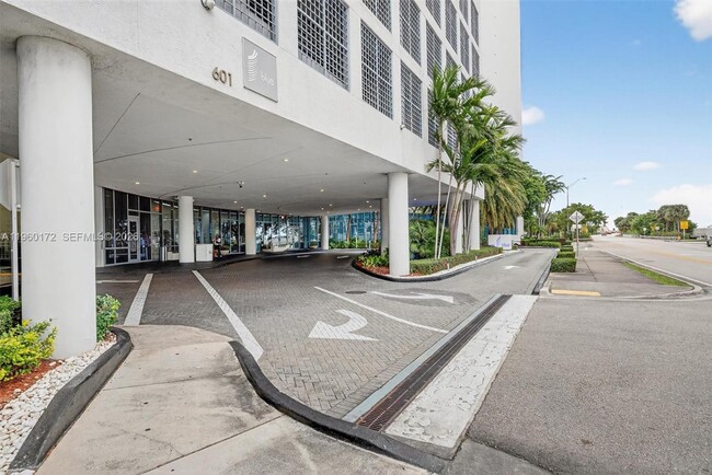 Foto del edificio - 601 NE 36th St